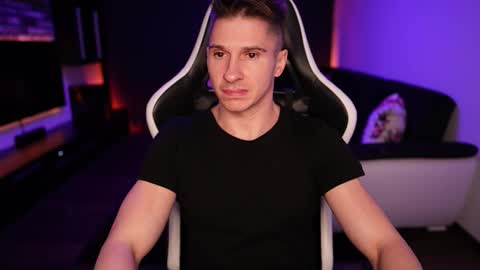 Dorian Reyes online show from 10-19-25, 08:42