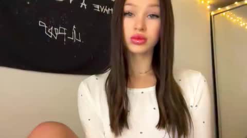 Snapshot of doublesees chatting on 11-01-25, 06:04 MOLLYYYY dont forget to give me a thumb up online show from 11-01-25, 06:04