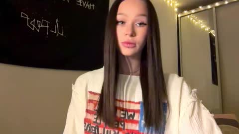 Snapshot of doublesees chatting on 11-04-25, 12:37 MOLLYYYY dont forget to give me a thumb up online show from 11-04-25, 12:37