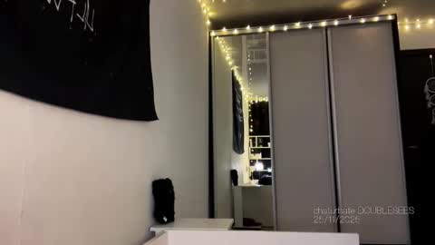 Snapshot of doublesees chatting on 11-25-25, 09:31 MOLLYYYY dont forget to give me a thumb up online show from 11-25-25, 09:31