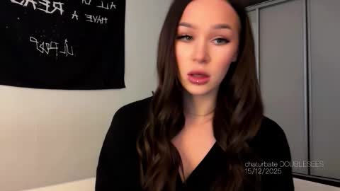 Snapshot of doublesees chatting on 12-15-25, 06:06 MOLLYYYY dont forget to give me a thumb up online show from 12-15-25, 06:06