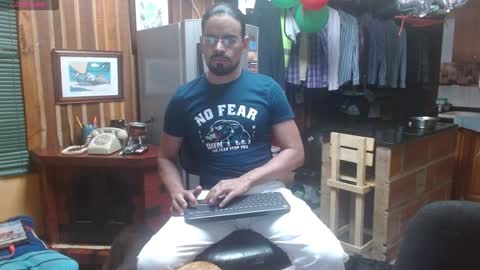 Snapshot of dr_simon84 chatting on 12-22-24, 11:52 Dr Simon online show from 12-22-24, 11:52