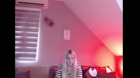 Snapshot of dreamcatcherfantasy chatting on 05-18-26, 07:36 A girl online show from 05-18-26, 07:36