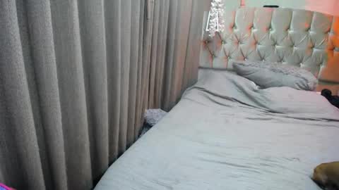 Snapshot of dreams_sophi chatting on 06-08-26, 03:51 Sophia online show from 06-08-26, 03:51