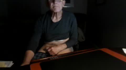 Snapshot of dubl55nikl chatting on 12-31-24, 07:42 DublNikl online show from 12-31-24, 07:42