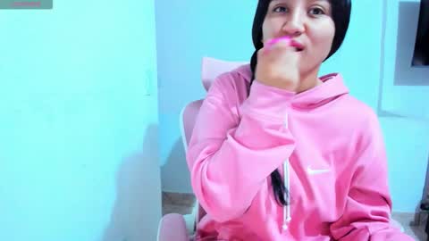 Snapshot of dulce_acosta chatting on 09-18-25, 01:02 Dulce online show from 09-18-25, 01:02