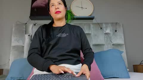 DULCE AURORA online show from 10-29-25, 02:36