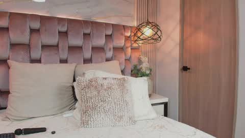 Dulce online show from 04-15-26, 02:13