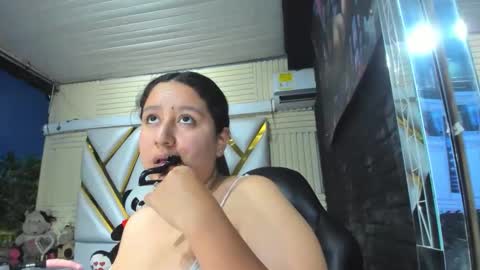 Snapshot of dulcineasaenz chatting on 10-16-25, 09:05 Dulcinea online show from 10-16-25, 09:05