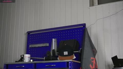 Dustyn online show from 10-17-25, 04:42