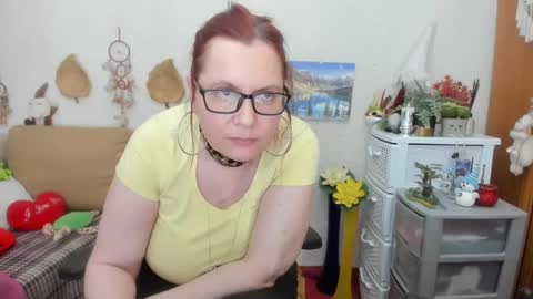 Snapshot of dyannelovee chatting on 02-22-25, 10:42 Dyanne online show from 02-22-25, 10:42