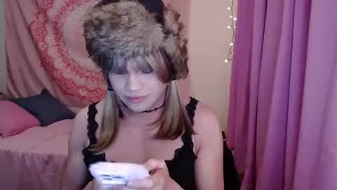 Snapshot of e11aquinn chatting on 05-16-26, 05:37 Ella online show from 05-16-26, 05:37