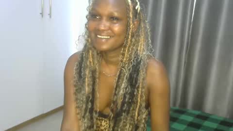 Snapshot of east_queen chatting on 01-16-25, 05:00 east_queen online show from 01-16-25, 05:00