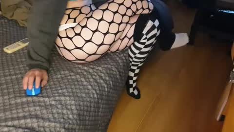 Snapshot of eblata chatting on 10-27-25, 10:25 shy yoong cross online show from 10-27-25, 10:25