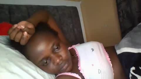 Snapshot of ebony_tasha chatting on 12-22-25, 10:51 tasha online show from 12-22-25, 10:51