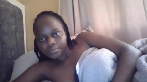 Snapshot of ebony_tasha chatting on 02-17-26, 11:29 tasha online show from 02-17-26, 11:29