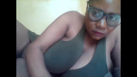 Snapshot of ebonybussy chatting on 12-19-25, 12:01 MAMITO online show from 12-19-25, 12:01