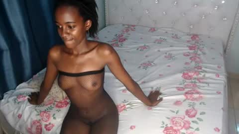 Snapshot of ebonypetitequeen chatting on 07-08-26, 08:13 Maya online show from 07-08-26, 08:13