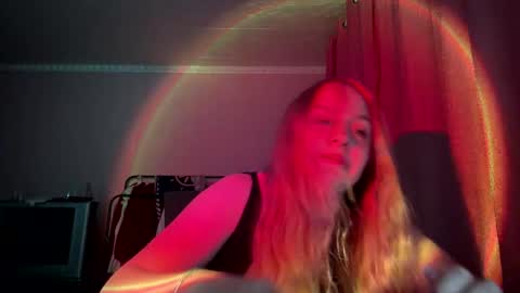 Snapshot of echolazarski chatting on 01-08-26, 09:17 April online show from 01-08-26, 09:17