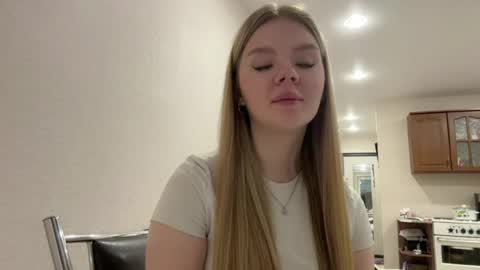 Mia online show from 04-08-26, 12:49