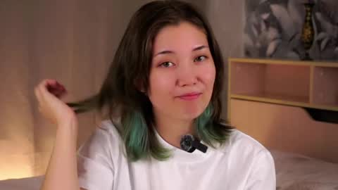 Snapshot of edithherby chatting on 06-03-26, 03:50 Milla online show from 06-03-26, 03:50
