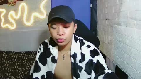 Snapshot of edrianburca052 chatting on 11-29-25, 09:45 urasian chub online show from 11-29-25, 09:45