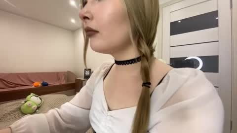 Lili online show from 05-18-26, 06:52