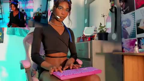 Snapshot of effy_marinn chatting on 09-19-25, 01:01 effy_marinn online show from 09-19-25, 01:01