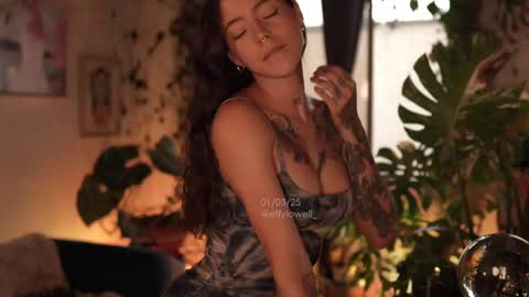 Snapshot of effylowell_ chatting on 03-01-25, 10:42 Effy online show from 03-01-25, 10:42