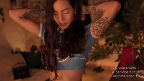 Snapshot of effylowell_ chatting on 09-23-25, 02:03 Effy online show from 09-23-25, 02:03