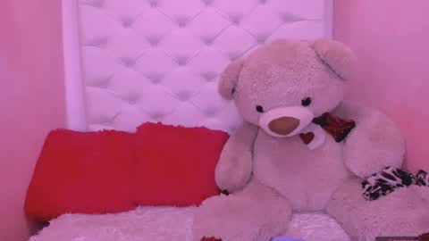 Snapshot of eimy_skinny chatting on 05-13-26, 01:30 eimy online show from 05-13-26, 01:30