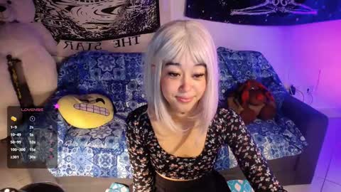 Ela  Help me reach 100 thumbs up online show from 02-15-25, 01:42