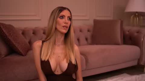 Ella online show from 10-24-25, 04:31