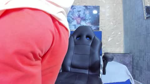 Snapshot of elangiraldo chatting on 05-19-26, 11:22 Elan Giralon online show from 05-19-26, 11:22