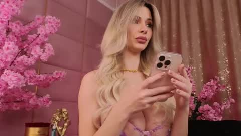 Eleine online show from 11-25-25, 09:26