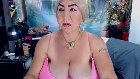 Snapshot of elektra_4_you chatting on 10-10-25, 12:15 XIOMY give LIKE on my page online show from 10-10-25, 12:15