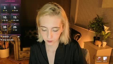 Snapshot of elen__moore chatting on 05-16-26, 06:21 Elen online show from 05-16-26, 06:21