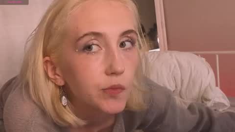 Snapshot of elen__moore chatting on 05-28-26, 04:04 Elen online show from 05-28-26, 04:04
