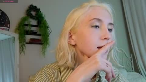 Snapshot of elen__moore chatting on 05-29-26, 04:27 Elen online show from 05-29-26, 04:27