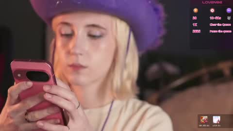Snapshot of elen__moore chatting on 05-30-26, 09:50 Elen online show from 05-30-26, 09:50