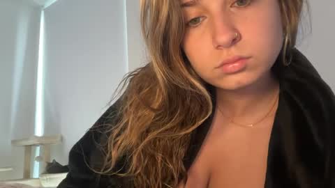 Snapshot of elenahere4u chatting on 05-04-26, 02:13 Elena online show from 05-04-26, 02:13