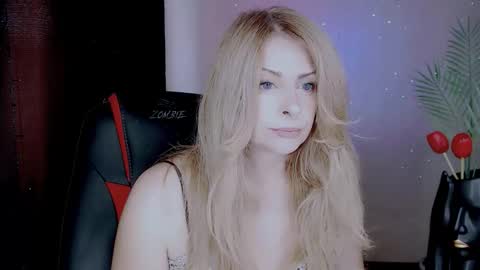 Snapshot of eleonorrres chatting on 10-12-25, 06:12 Elli online show from 10-12-25, 06:12