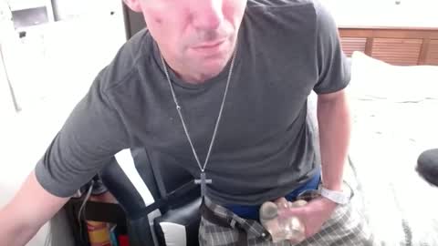 Snapshot of elevatetlb chatting on 10-04-25, 07:28 Walker online show from 10-04-25, 07:28