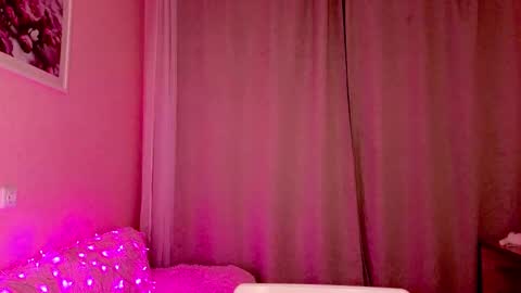 Snapshot of eli_vibe chatting on 12-19-25, 03:24 Eliza online show from 12-19-25, 03:24