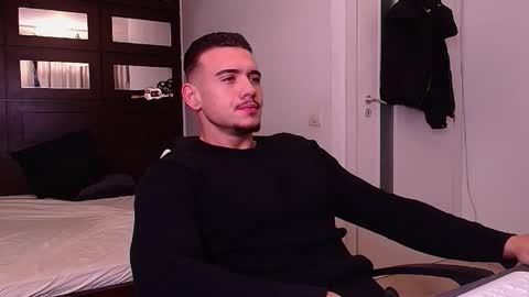 Snapshot of elijahthorne chatting on 12-17-25, 05:46 ElijahThorne online show from 12-17-25, 05:46