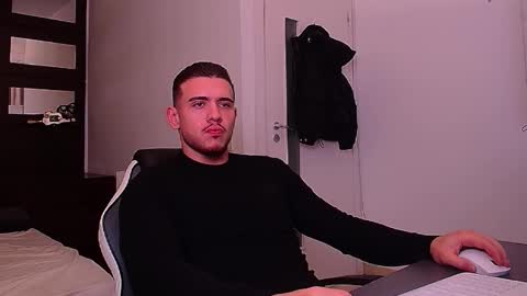 Snapshot of elijahthorne chatting on 12-22-25, 08:11 ElijahThorne online show from 12-22-25, 08:11