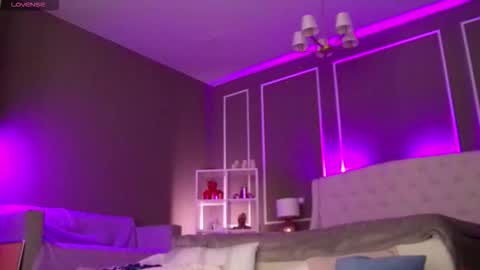 Elina online show from 10-23-25, 01:05