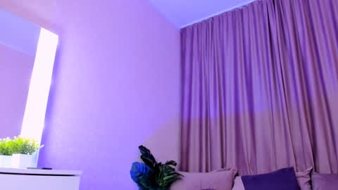 Snapshot of elis_miracle chatting on 12-17-24, 11:17 Elizabeth online show from 12-17-24, 11:17