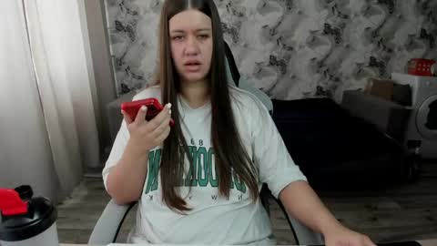 Snapshot of elisa_kollin chatting on 04-26-26, 06:44 Aletta Oushen online show from 04-26-26, 06:44