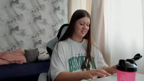 Snapshot of elisa_kollin chatting on 06-29-26, 10:15 Aletta Oushen online show from 06-29-26, 10:15